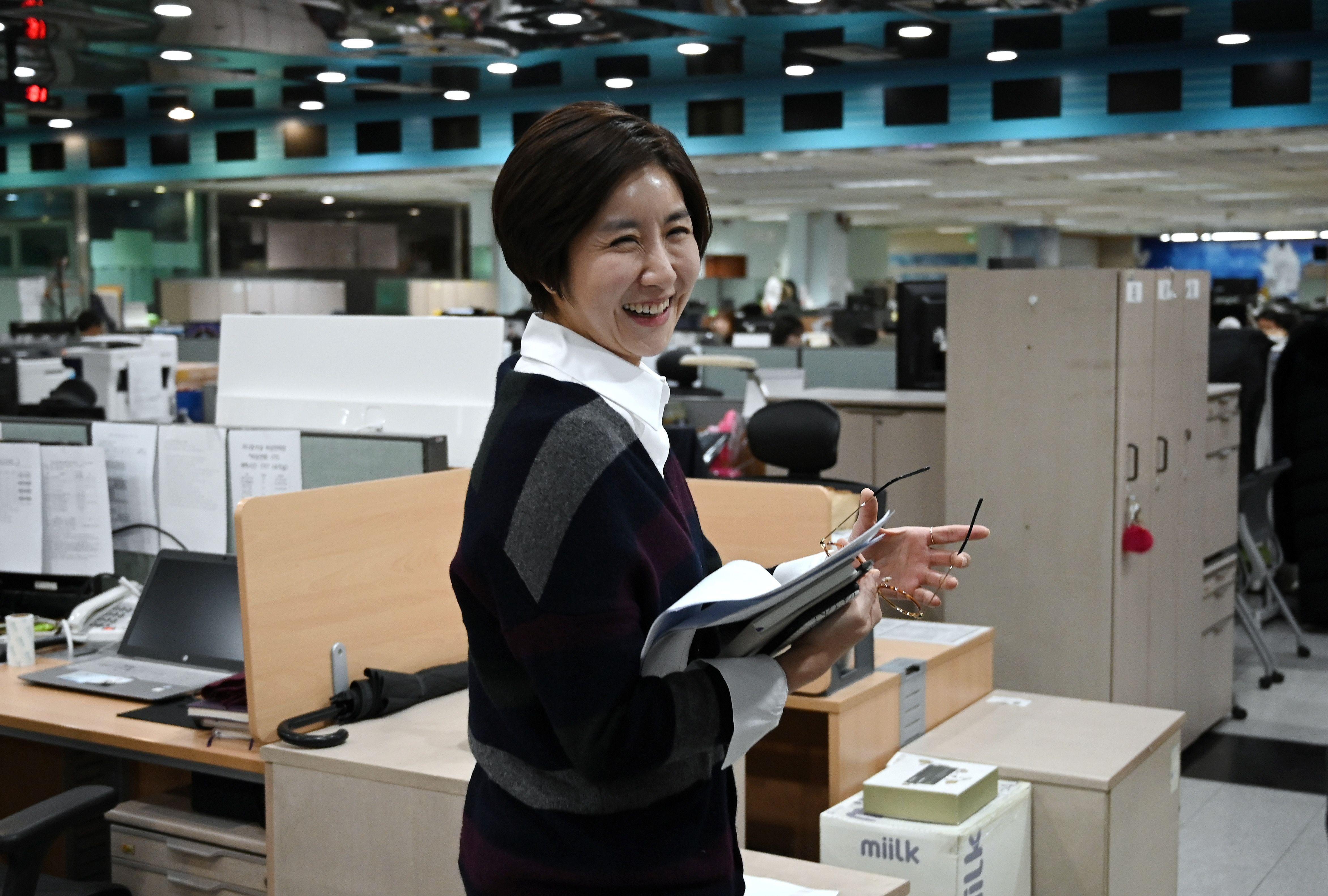 Esta imagen tomada el 6 de febrero de 2020 muestra a Lee So-jeong caminando hacia su escritorio después de una reunión de producción de su noticiero en KBS. (AFP).