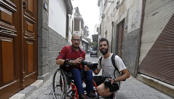 Badr y Ahmad reciben apoyo de un programa de las Naciones Unidas para la inclusión de las personas con discapacidad. Además de un subsidio financiero temporal, se les ofreció formación profesional y cámaras fotográficas para que pudieran trabajar como fotógrafos independientes. (AFP)