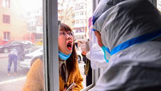 Millones de personas vuelven a confinarse en China tras brote de COVID-19