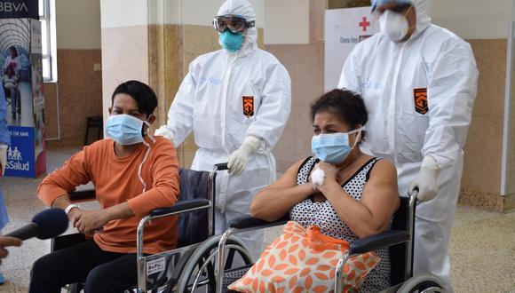 Pacientes del hospital Almenara retornan a sus casas tras vencer al coronavirus. (Foto: EsSalud)