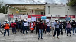 Trabajadores protestan en el frontis de las oficinas de la ARCC para exigir el pago