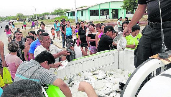 Tumbes: Ciudadanos reciben donación de pescado