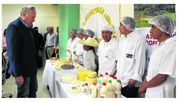 Embajador suizo visita a los productores queseros de Otuzco
