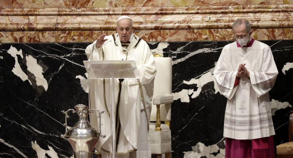 El papa Francisco bendice un ánfora con aceite sagrado durante una Misa Crismal en la Basílica de San Pedro, en el Vaticano, 01 de abril de 2021. (EFE/EPA/Andrew Medichini).