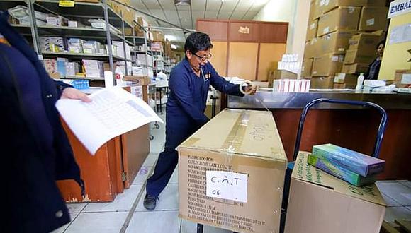 ​Trabajadores que distribuyen material de protección para médicos se exponen