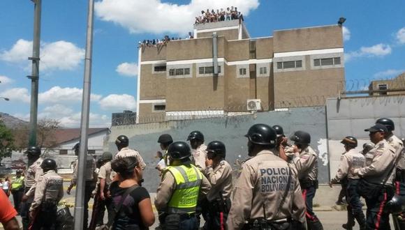 Venezuela: Presos se amotinan y toman a Policía como rehén en comisaria de Caracas