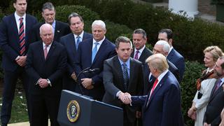 EEUU: En conferencia de prensa por coronavirus Donald Trump estrecha manos de ejecutivos (FOTOS)