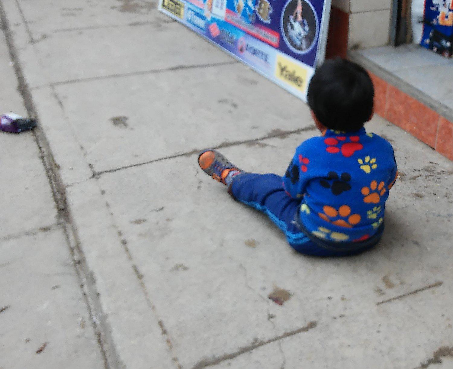 Taxista encuentra a menor de 2 años deambulando en la calle en la madrugada 