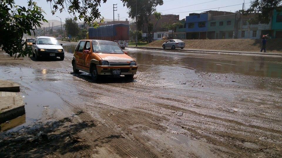 Chimbote: Aniego afecta tránsito vehicular en la Panamericana Norte