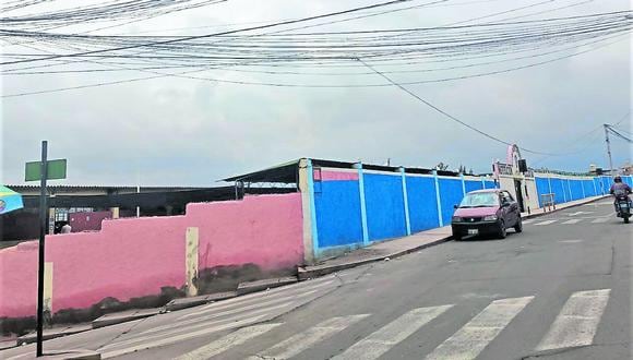 Un grupo de vecinos ha convertido la esquina de la institución en botadero de basura. (Foto: GEC)