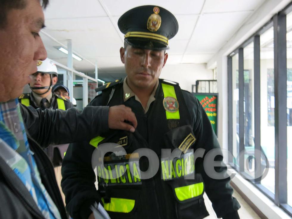 Por papeleta dos agreden a policía de tránsito 