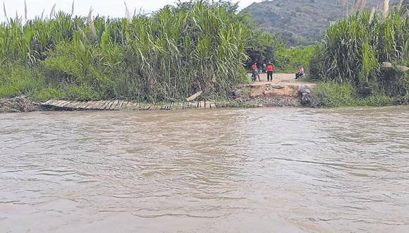 Al menos tres caseríos de Oyotún quedaron aislados. Población se arriesga a cruzar el río en cámaras de llanta.