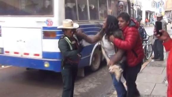 Facebook: Jovencita ebria agrede física y verbalmente a Policía en Juliaca (VIDEO) 