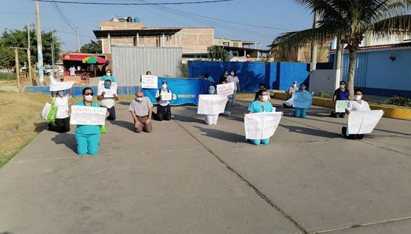 Tumbes: Enfermeras y médicos de EsSalud piden de rodillas apoyo al Gobierno Central (FOTOS) 