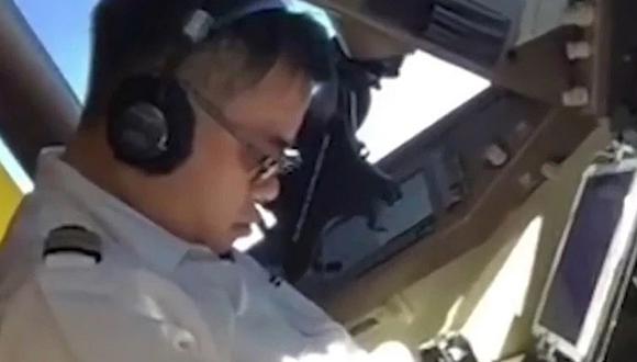 Graban a piloto de avión durmiendo en pleno vuelo (VIDEO)