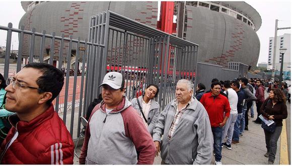 Perú vs Nueva Zelanda: hinchas forman larga cola a la espera de recoger entradas