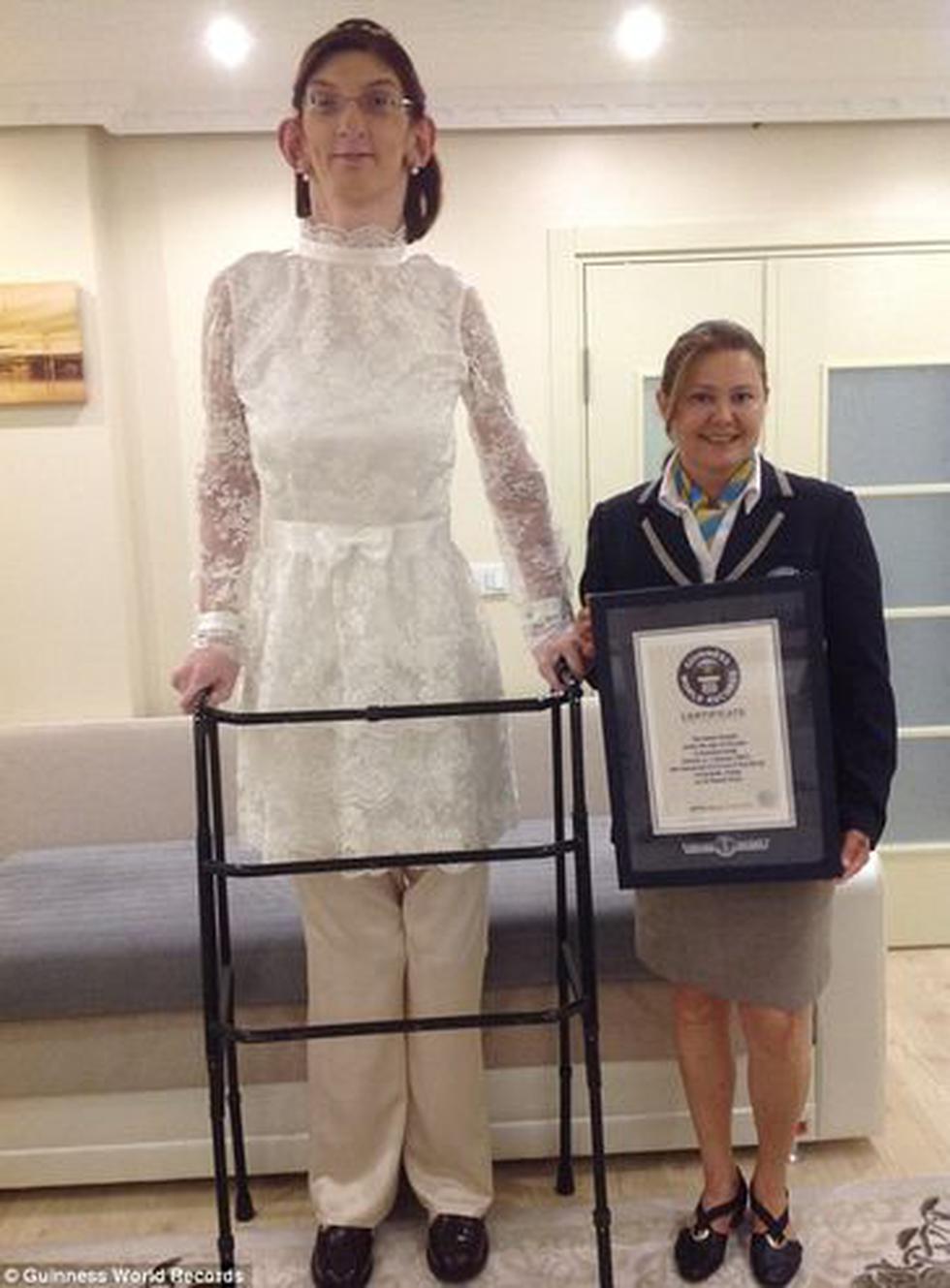 Conoce la historia de Rumeysa Gelgi, la adolescente más alta del mundo según los Récord Guinness 