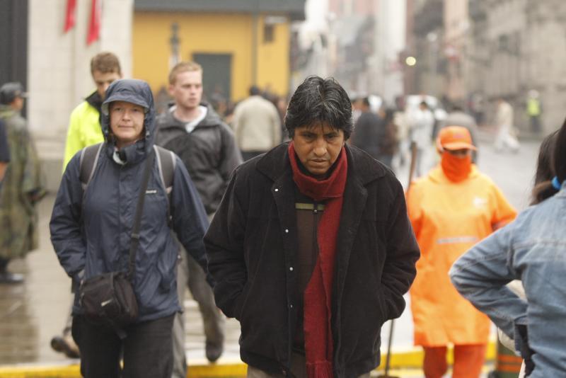 Limeños soportaron hoy el día más frío del año