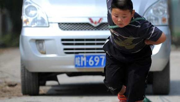 'Súper niño' puede jalar un auto a los 7 años