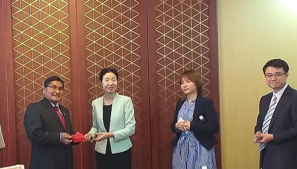 Gobernador se reúne con vicedirectora de la Universidad de Minzu 
