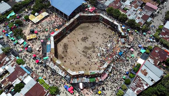 Vista aérea de la tribuna derrumbada en una plaza de toros en el municipio colombiano de El Espinal, Tolima, suroeste de Bogotá, el 26 de junio de 2022. (SAMUEL ANTONIO GALINDO CAMPOS / AFP).