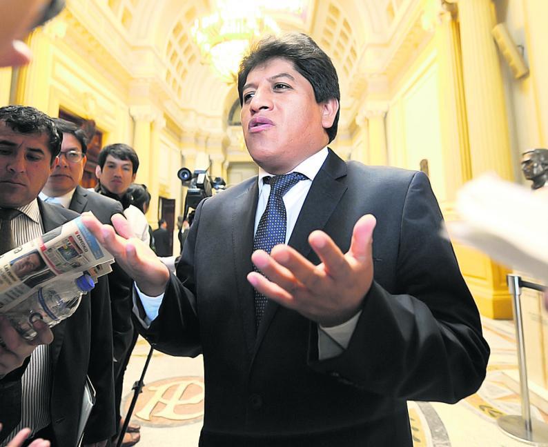 Congresista Josué  Gutiérrez llama desgraciado a Chehade y éste lo tilda de "comisario y bulldog"