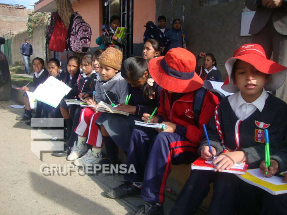 Desarrollan clases en las calles por toma de local (VÍDEO)