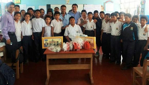 La Libertad: Jefe del IPD entrega material deportivo a dos colegios de Laredo 
