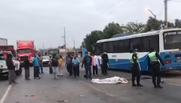 Trágico accidente de tránsito se registró en la avenida Los Laureles, en la provincia de Virú. Uno de los vehículos quedó completamente destrozado. (Foto: Radio Ke Buena Virú)