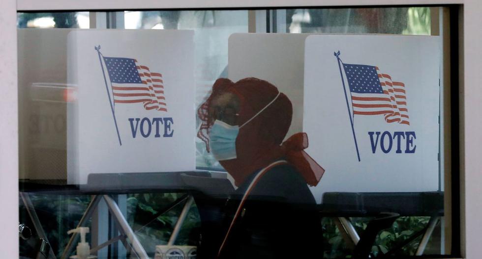 Un trabajador electoral usa una mascarilla protectora en la Biblioteca Pública C. Blythe Andrews, Jr., durante las elecciones presidenciales estadounidenses de 2020 en Tampa, Florida, Estados Unidos. (EFE/PETER FOLEY).