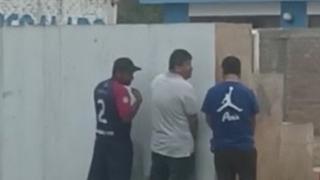 Chiclayo: Captan a alcalde de Pucalá orinando en la calle