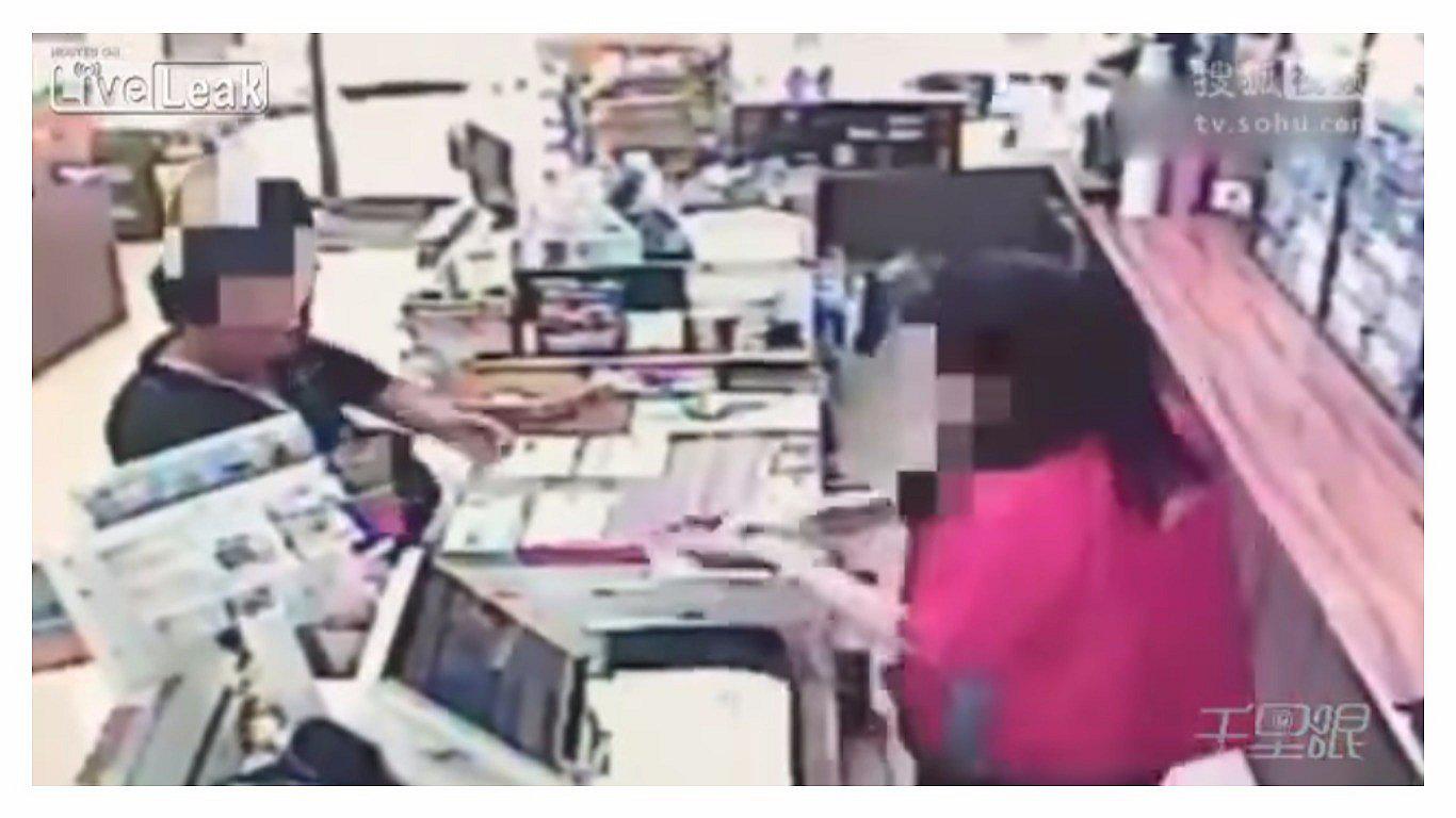 YouTube: intentó roba una tienda, pero la cajera le quitó el arma con veloz maniobra (VIDEO)