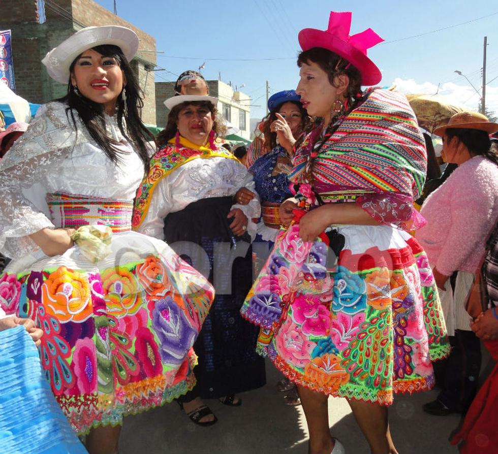 Miss Universo Gay alborota fiesta de Mamacha Cocharcas (FOTOS)