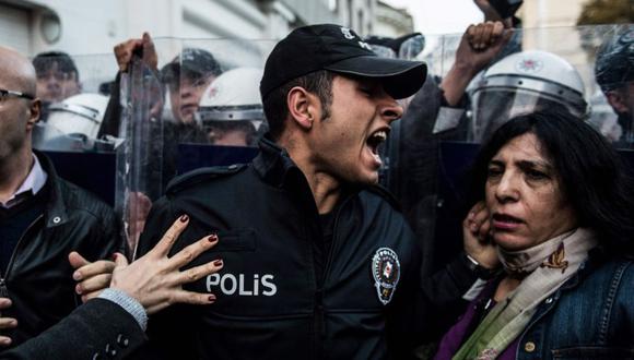 Imagen referencial. Policía de Turquía reprime una protesta en Estambul. (Foto: AFP)