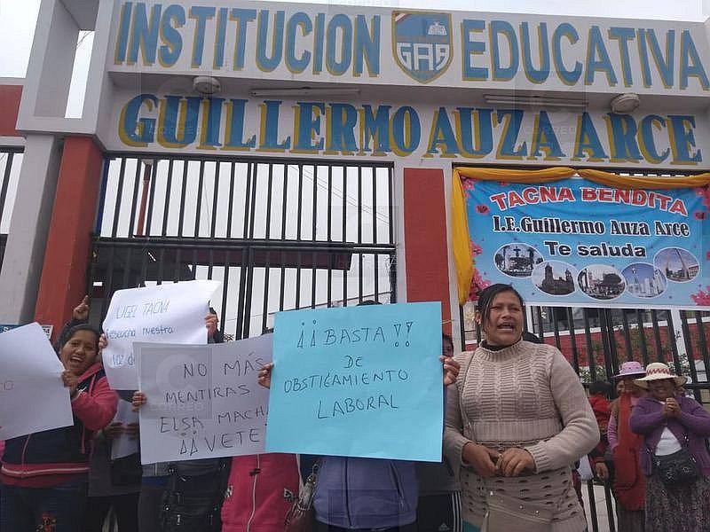 Padres de familia piden retiro de subidrector de IE Guillermo Auza Arce