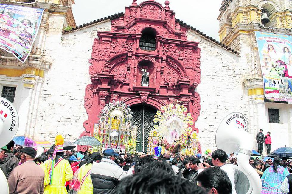 Feligreses acompañan a los negritos en plena lluvia