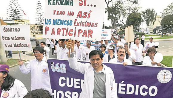 Médicos evalúan suspender huelga