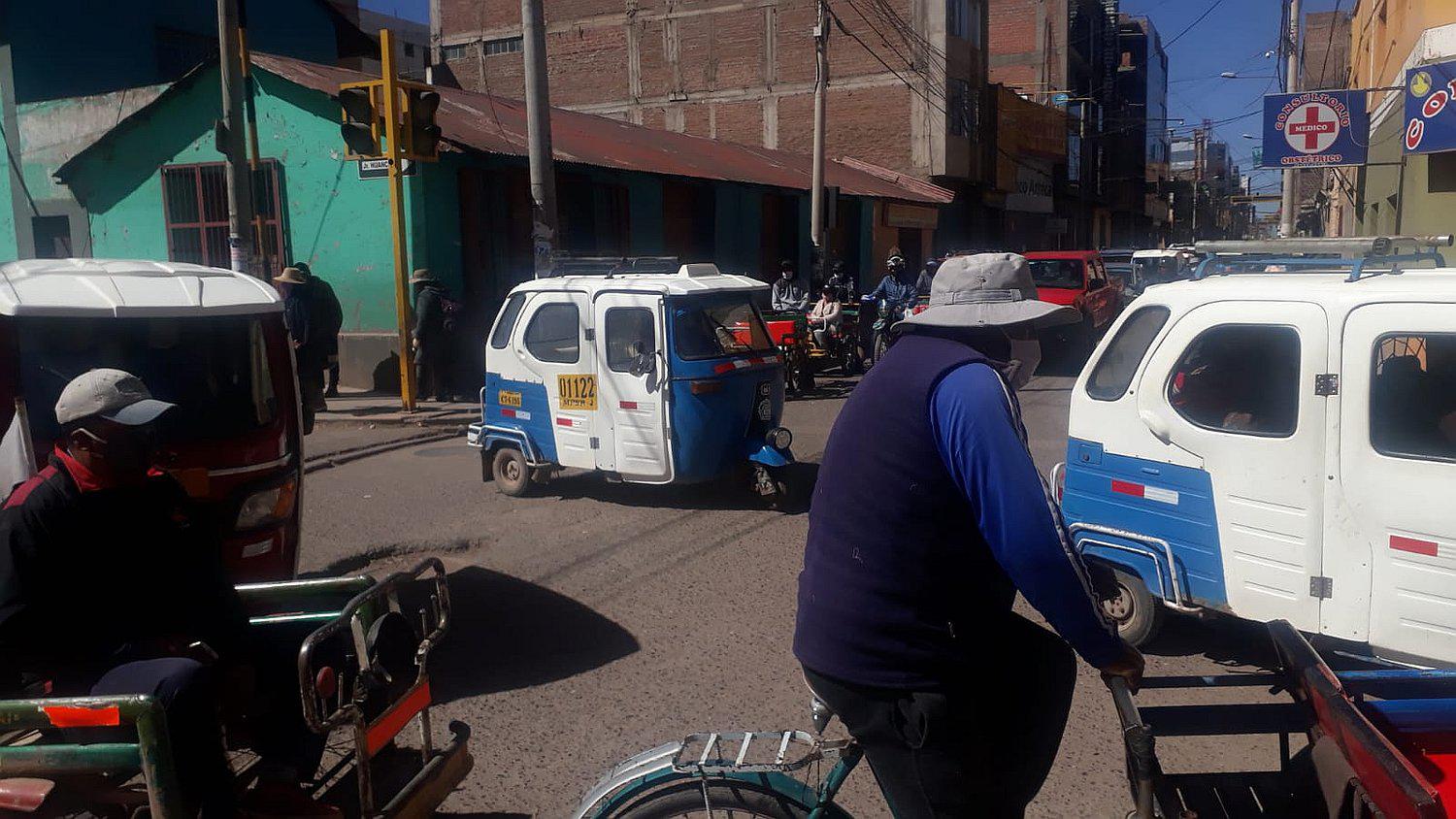 Juliaca: Vehículos informales invaden calles y generan caos en pleno estado de emergencia