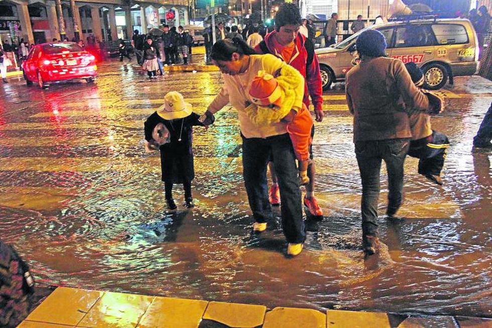 Ocho horas de lluvia inunda Huancayo y deja un muerto