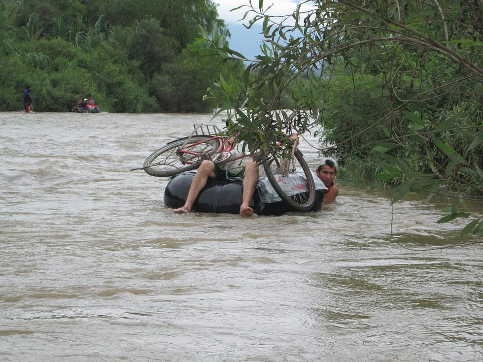Aumenta el caudal del río Zaña y pobladores arriesgan sus vidas al intentar cruzarlo