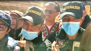 Cusco: Gianluca Lapadula fue sorprendido por sus fans y tuvo que ser ayudado por serenos (FOTOS)