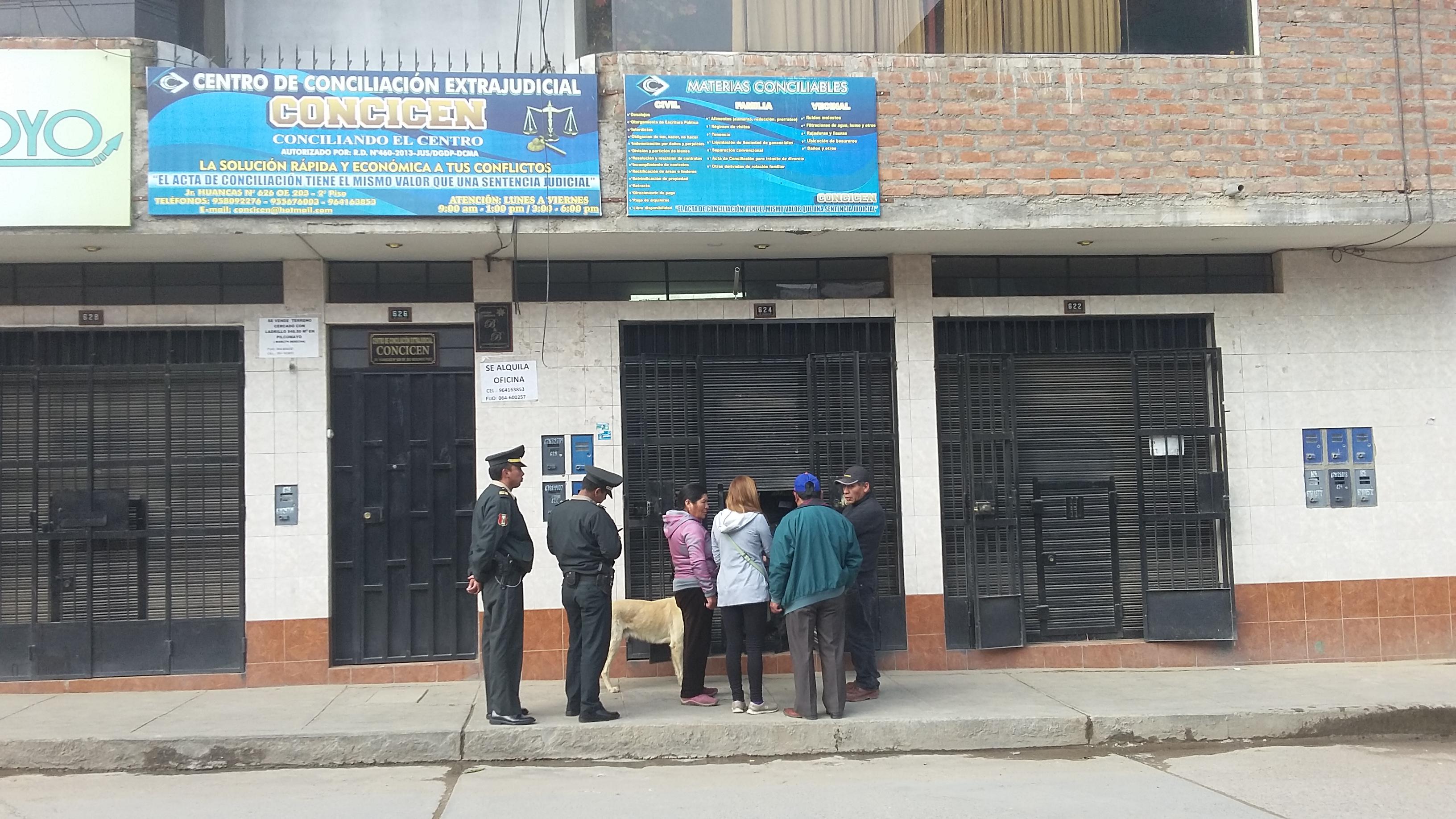 Año Nuevo 2016: "Doteros" reciben el año encerrados en cabina de Internet (VIDEO)