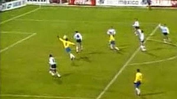 Copa América: El último gol con la mano que reunió a Brasil y un peruano