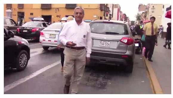 Trujillo: Taxista increpa a alcalde Elidio Espinoza por mal estado de las pistas (VIDEO)