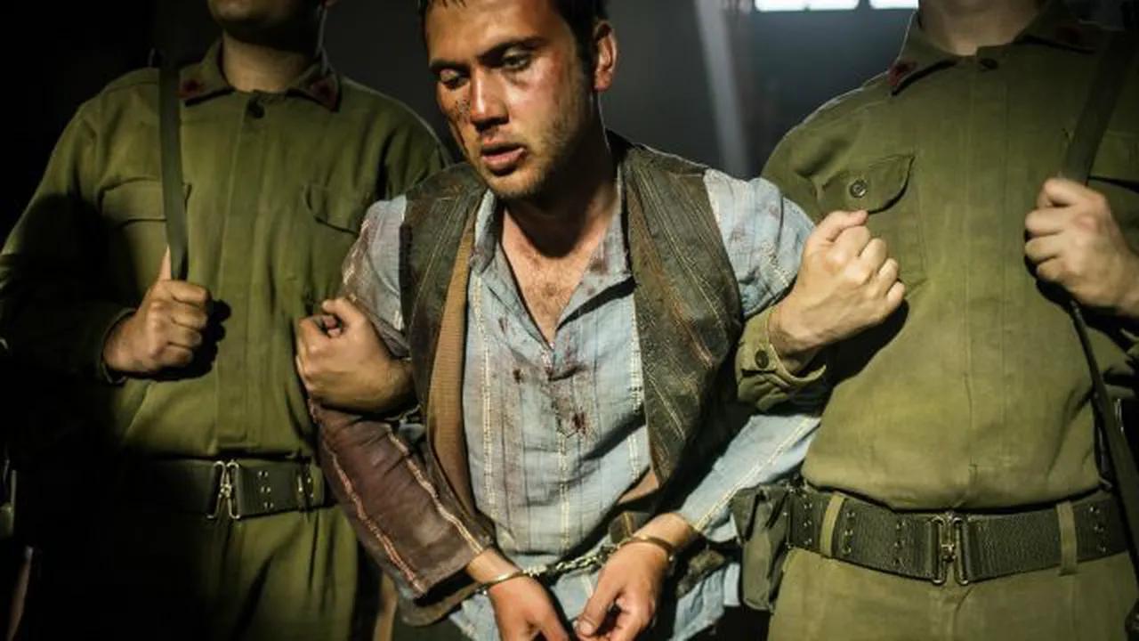 En "Miracle in Cell No. 7", Memo es acusado falsamente de matar a una niña  (Foto: Netflix)