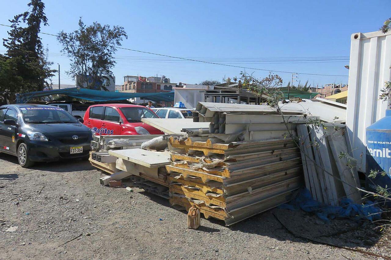 Parlamentario Castro recoge quejas de pacientes en hospital 