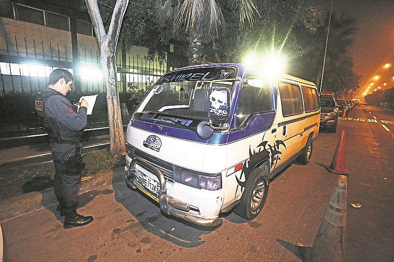 Medio millar de combis piratas circulan en la madrugada