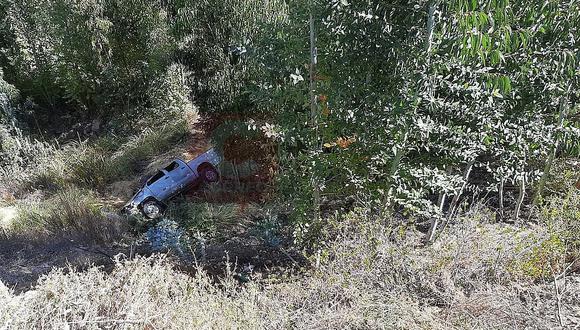 Dos pasajeros de camioneta municipal sobreviven a despiste de 40 metros