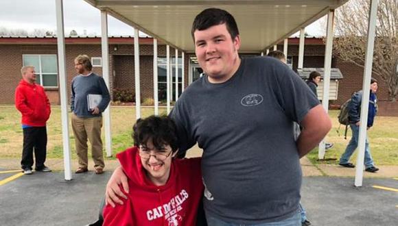 Adolescente ahorró durante dos años para comprarle a su amigo una silla de ruedas eléctrica​