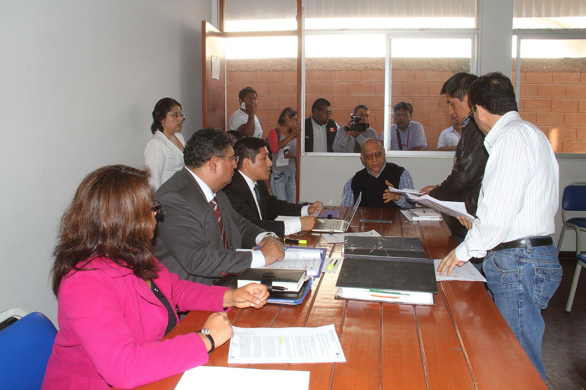 Notaría observa a comité que verá postores de licitación de hospital